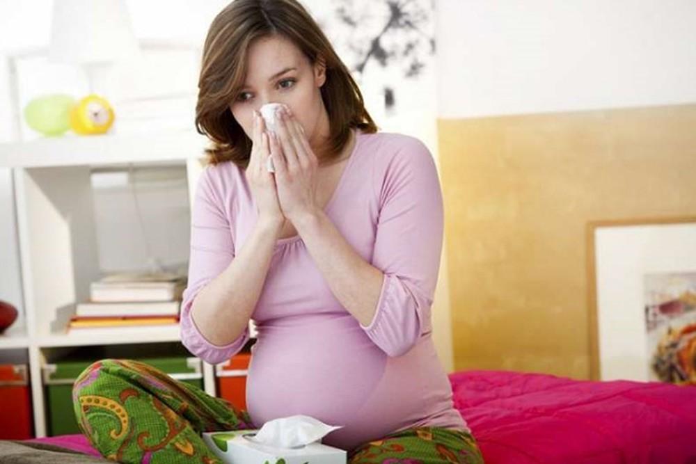 Mang thai bị viêm mũi dị ứng có sao không?