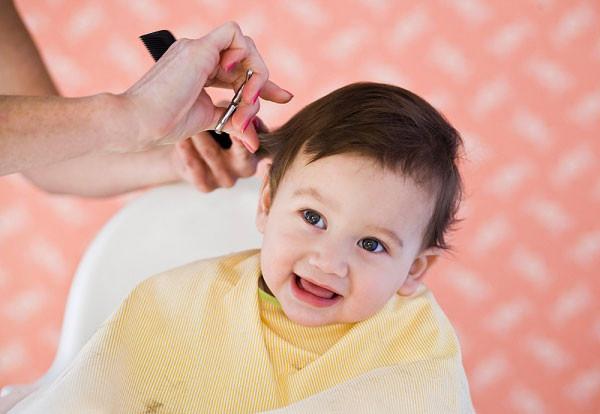 Có nên cắt tóc máu cho trẻ sơ sinh không?
