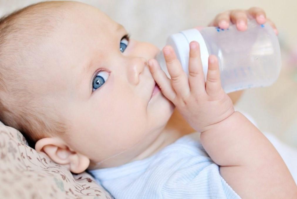 Trẻ uống sữa là tiêu chảy-nguyên nhân do đâu?