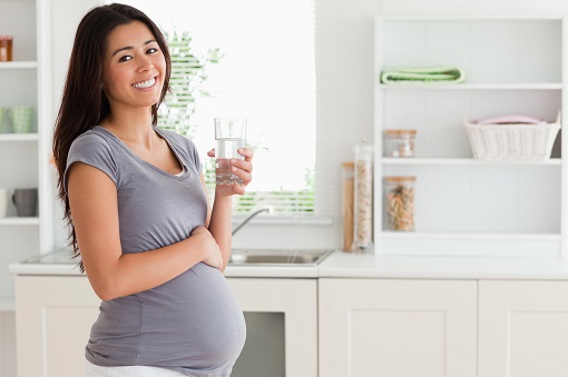 Uống đủ nước là lưu ý để mẹ bầu tăng cân đúng chuẩn