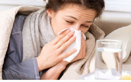 Dấu hiệu và triệu chứng của cúm và covid-19