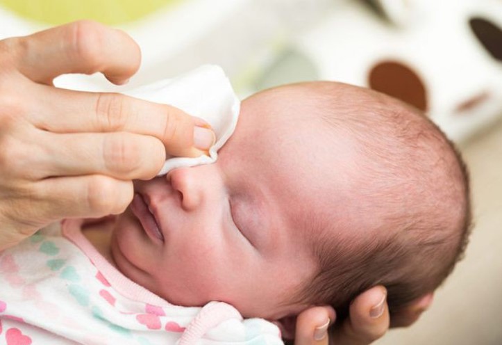 Hướng dẫn cách vệ sinh mắt cho trẻ sơ sinh