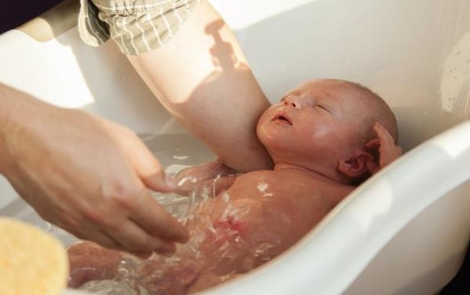 Trẻ bị sốt có nên tắm không?