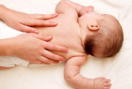 Lợi ích của Massage và tắm bé sau sinh