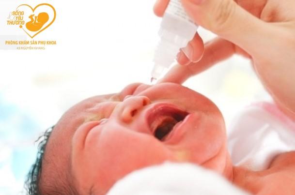Hướng dẫn vệ sinh mắt cho trẻ sơ sinh