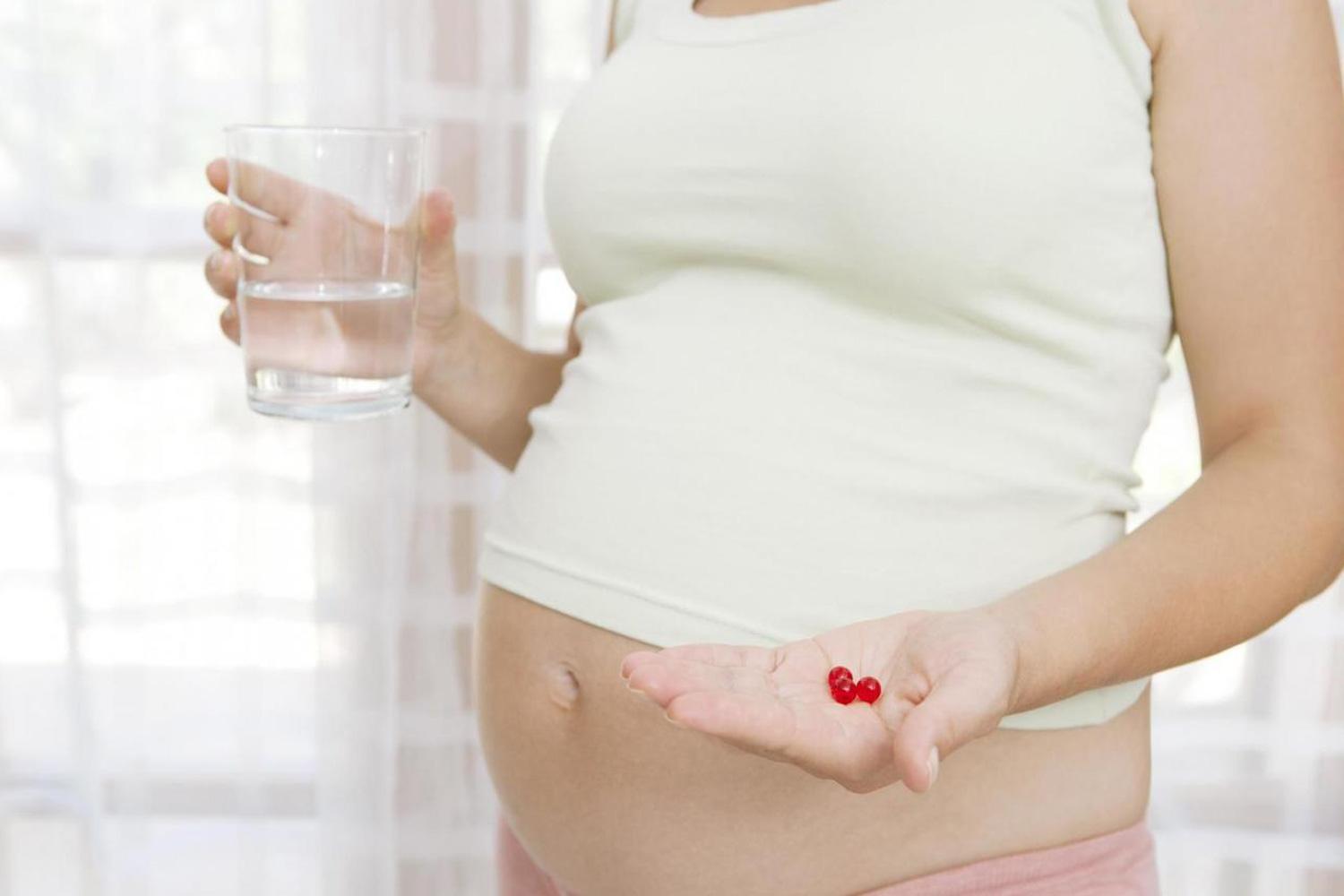 Vì sao nên uống vitamin tổng hợp trước và trong khi mang thai?