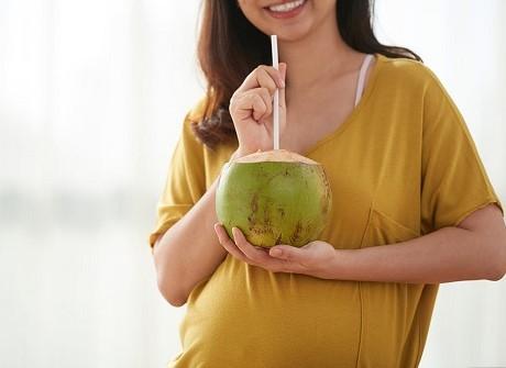 Mẹ bầu huyết áp thấp có nên uống nước dừa không?