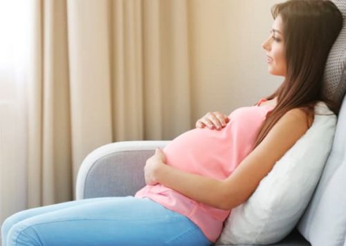 Mẹ bầu cần làm gì khi thai ngôi mông?