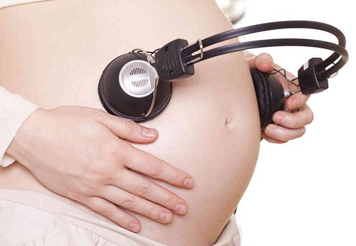 Mẹ bầu nghe nhạc: có nên áp tai nghe nhạc lên bụng?