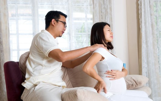 massage giảm đau lưng cho mẹ bầu