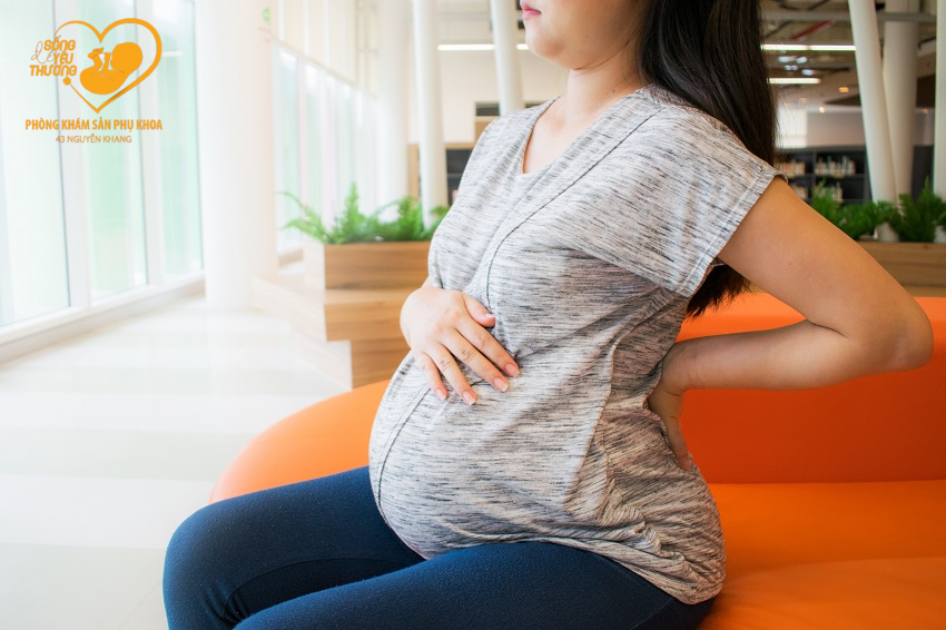 đau lưng là một trong những dấu hiệu mang thai sớm 